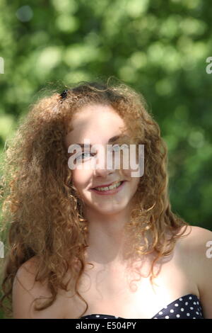 Belle jeune femme avec de longs cheveux bouclés Banque D'Images