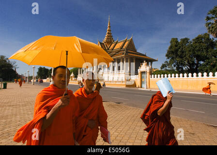 Monk promenade à l'extérieur du Palais Royal. Phnom Penh. Le Palais Royal du Cambodge est un complexe de bâtiments, même s'il est genres Banque D'Images