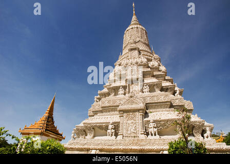 Stupa dans le Palais Royal. Phnom Penh. Le Palais Royal de Phnom Penh a été construit il y a plus d'un siècle pour servir de residen Banque D'Images