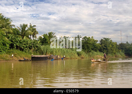 Bateaux sur la rivière Sangker. Voyage de Battambang à Pgei Reap. Un bateau un jour Voyages de Siem Reap (Angkor) pour de Battamb Banque D'Images