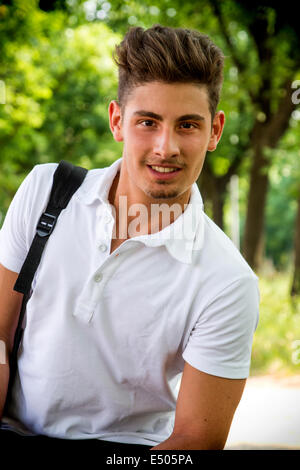 Friendly beau jeune homme, smiling at camera, tourné en plein air Banque D'Images