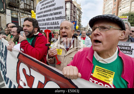 16 février 2013 - Santander, Espagne - Plusieurs centaines de personnes défilent dans le centre-ville pour protester contre l'éviction de fa Banque D'Images