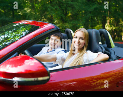 Heureux couple red cabriolet Banque D'Images