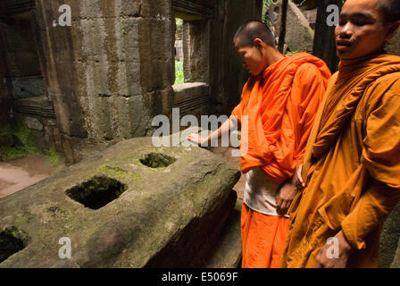 Deux moines bouddhistes dans la partie intérieure du Temple Preah Khan. Bakan ou Preah Khan Temple Kampong Svay. Le Bakan temples sont lo Banque D'Images