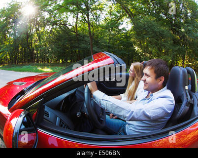 Heureux couple red cabriolet Banque D'Images