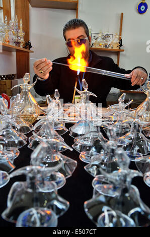 Souffleur de verre fait figures de derviches tourneurs, Konya, Turquie Banque D'Images