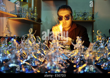 Souffleur de verre fait figures de derviches tourneurs, Konya, Turquie Banque D'Images