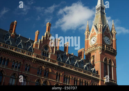 L'architecture. La magnifique façade victorienne et tour de l'horloge de la gare St Pancras. London's new international terminus Eurostar à Londres, en Angleterre. Banque D'Images