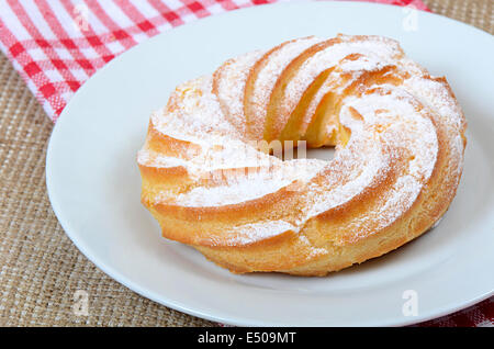 Eclair à la crème sur une plaque Banque D'Images