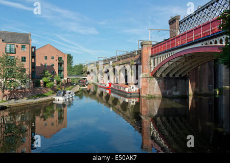 Le Castlefield Urban Heritage Park et centre-ville historique de conservation y compris canal arches de fer à Manchester, au Royaume-Uni. Banque D'Images