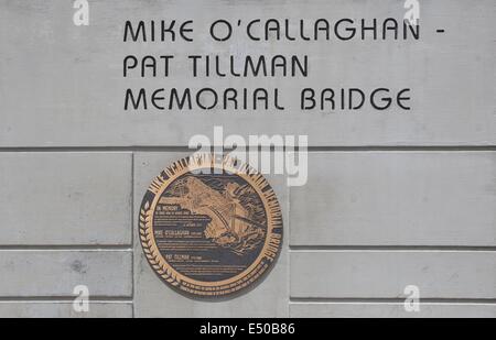 16 juillet 2014 - Los Angeles, Californie, États-Unis - Le Mike O'Callaghan''"Pat Tillman Memorial Bridge est un pont en arc dans le United States qui enjambe la rivière Colorado entre les États de l'Arizona et le Nevada. Le pont est situé dans le Lake Mead National Recreation Area à environ 30 miles (48 km) au sud-est de Las Vegas, Nevada, et transporte plus de 93 U.S. Route du fleuve Colorado. Ouvert en 2010, il a été l'élément clé de l'Hoover Dam Bypass projet, qui nous détourné de sa précédente 93 dans le haut de gamme du Barrage de Hoover et enlevé plusieurs virages en épingle et les courbes de la Banque D'Images