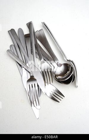 Des ustensiles de cuisine sur un banc de cuisine Banque D'Images