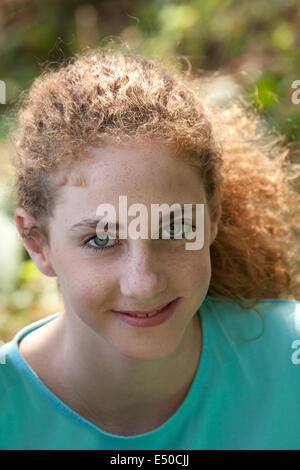 Belle jeune femme aux cheveux auburn bouclés Banque D'Images