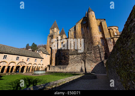 Cloître roman'abbaye Sainte-Foy Saint James Way Localita Golfo di Conques village médiéval France Banque D'Images