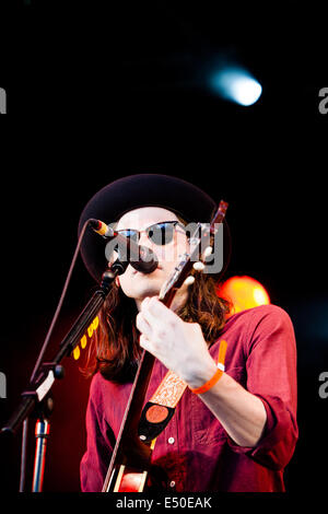 James Bay sur la scène principale du Larmer Tree Festival jeudi 17 juillet 2014. Banque D'Images