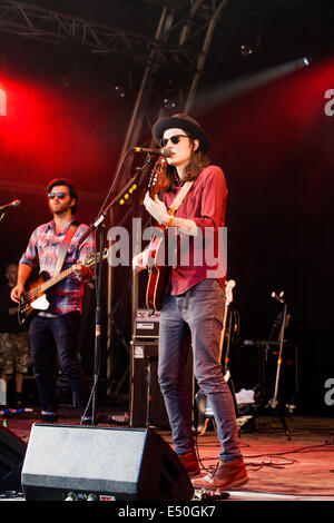 James Bay sur la scène principale du Larmer Tree Festival jeudi 17 juillet 2014. Banque D'Images