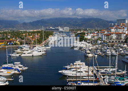 Le port de Puerto Vallarta, Jalisco, Mexique, vu de l'El Faro bar. Banque D'Images