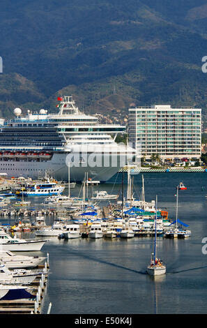 Le port de Puerto Vallarta, Jalisco, Mexique, vu de l'El Faro bar. Banque D'Images