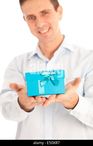 Homme tenant un cadeau bleu turquoise Banque D'Images