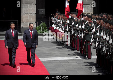 La ville de Mexico, Mexique. 17 juillet, 2014. Le Président mexicain Enrique Pena Nieto (1ère L) et le président péruvien Ollanta Humala (2L) inspection de la garde d'honneur au cours d'une cérémonie tenue au Palais National à Mexico, capitale du Mexique, le 17 juillet 2014. Le Président péruvien Ollanta Humala est arrivé au Mexique pour une visite officielle de deux jours. © Alejandro Ayala/Xinhua/Alamy Live News Banque D'Images