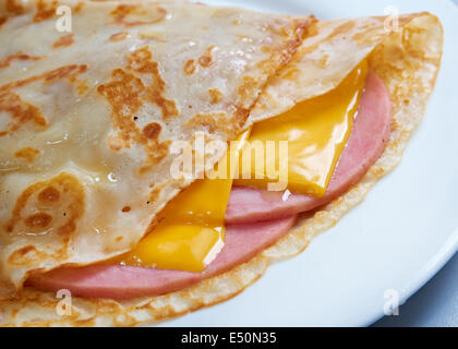 Crêpes farcies de jambon et de fromage. Banque D'Images