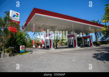 Bali, Indonésie. Pertamina, la station nationale de la chaîne. Banque D'Images