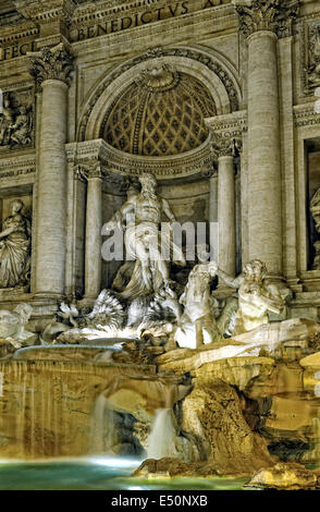 L'éclairage nocturne de la fontaine de Trevi à Rome, Banque D'Images