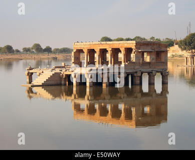 Palace sur le lac ruines dans Jaisalmer Inde Banque D'Images