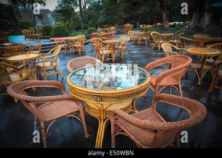 Chaises et table à café park Banque D'Images