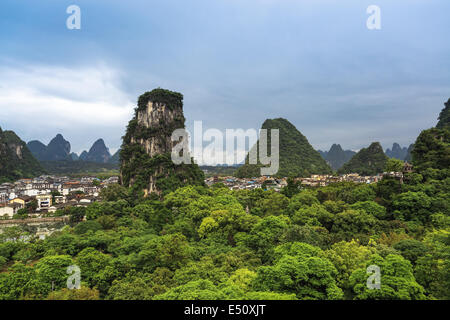 Yangshuo county ville entourée de montagnes Banque D'Images
