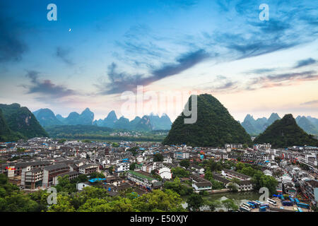 Yangshuo county ville au coucher du soleil Banque D'Images