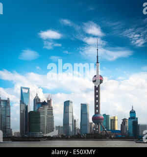 Shanghai skyline against a blue sky Banque D'Images