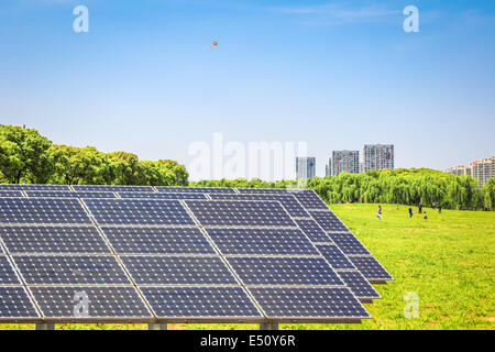 Des panneaux solaires dans le parc de ville moderne Banque D'Images