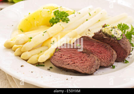 Steak aux asperges Banque D'Images