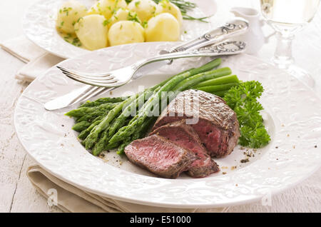 Steak aux asperges Banque D'Images