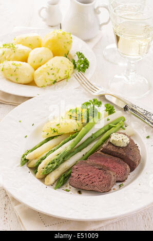 Steak aux asperges Banque D'Images