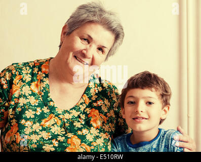 Grand-mère et son petit-fils à l'intérieur Banque D'Images