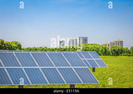 Des panneaux solaires dans le parc de ville moderne Banque D'Images