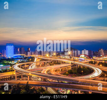 Beau viaduc dans nightfall Banque D'Images