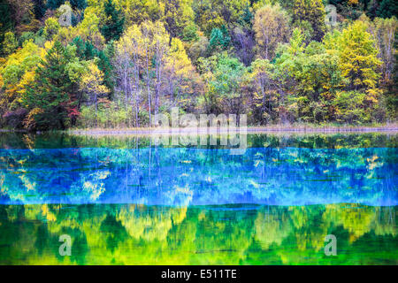 Le lac pittoresque dans la vallée de Jiuzhaigou Banque D'Images