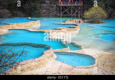 Les étangs en travertin bleu huanglong Banque D'Images