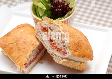 Panini ciabatta sandwich avec jambon de parme et tomates Banque D'Images