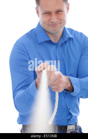 L'homme tirant sur une corde Banque D'Images