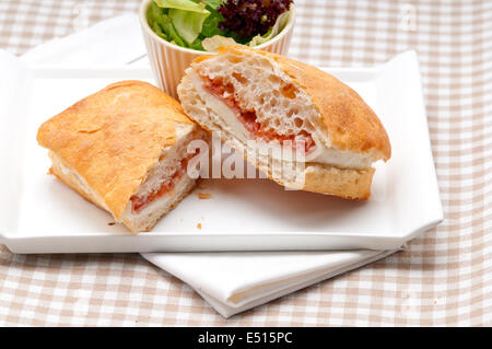 Panini ciabatta sandwich avec jambon de parme et tomates Banque D'Images