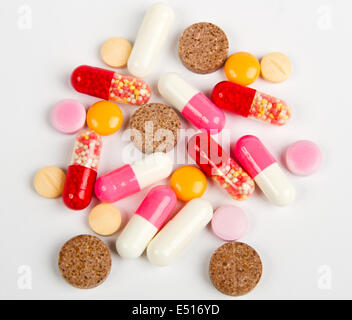 Close up colorful pills isolated on white Banque D'Images