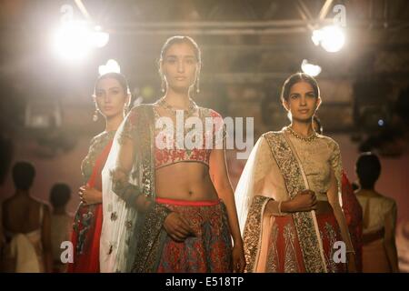 New Delhi, Inde. 17 juillet, 2014. Modèles affichent les créations de Varun Bahl au cours de la Shree Raj Mahal Bijoutiers Inde Couture semaine à New Delhi, Inde, le 17 juillet 2014. Cette saison promet d'être une célébration vibrante des Affaires indiennes des trésors qui feront obtenir une nouvelle interprétation d'âge par l'Inde's finest couturiers. © Zheng Huansong/Xinhua/Alamy Live News Banque D'Images