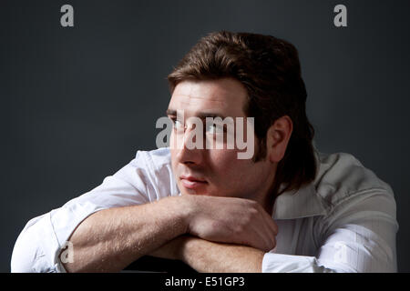 Man posing in white shirt Banque D'Images