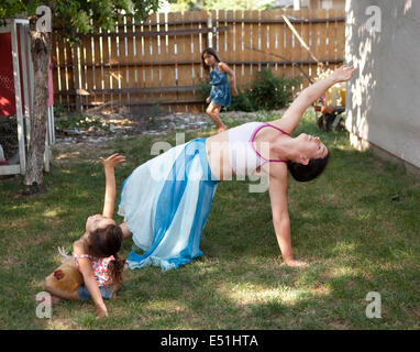 La mère et les filles (4-5, 6-7) in backyard Banque D'Images