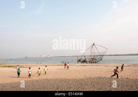 Les gens jouent au football dans la région de beach, fort Kochi cochin , Inde Banque D'Images