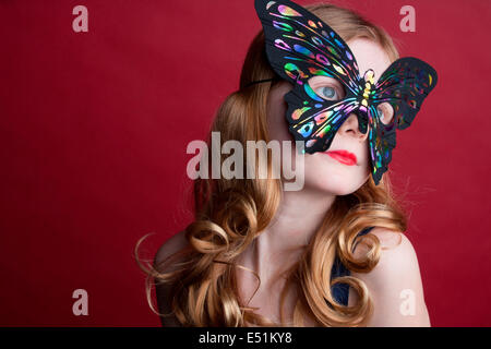 Portrait of teenage girl avec masque papillon Banque D'Images
